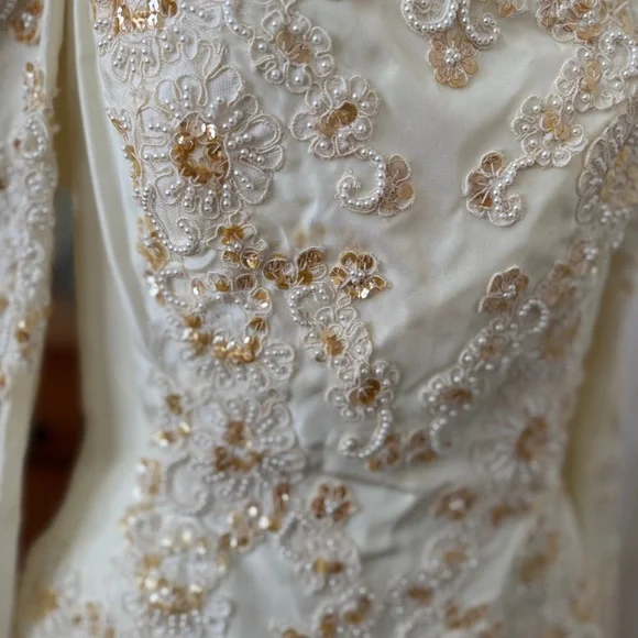 Vintage 1980s Demetrios Ivory Beaded Lace Wedding Gown w/ Detachable Train